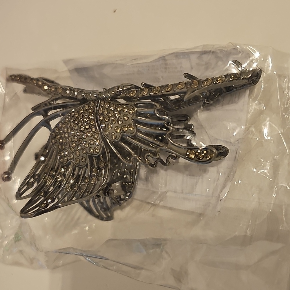 WOMEN'S N.I.PACKAGE SILVER/BLACK LARGE SEQUINED BUTYERFLY CLIP WITH BANACLIP